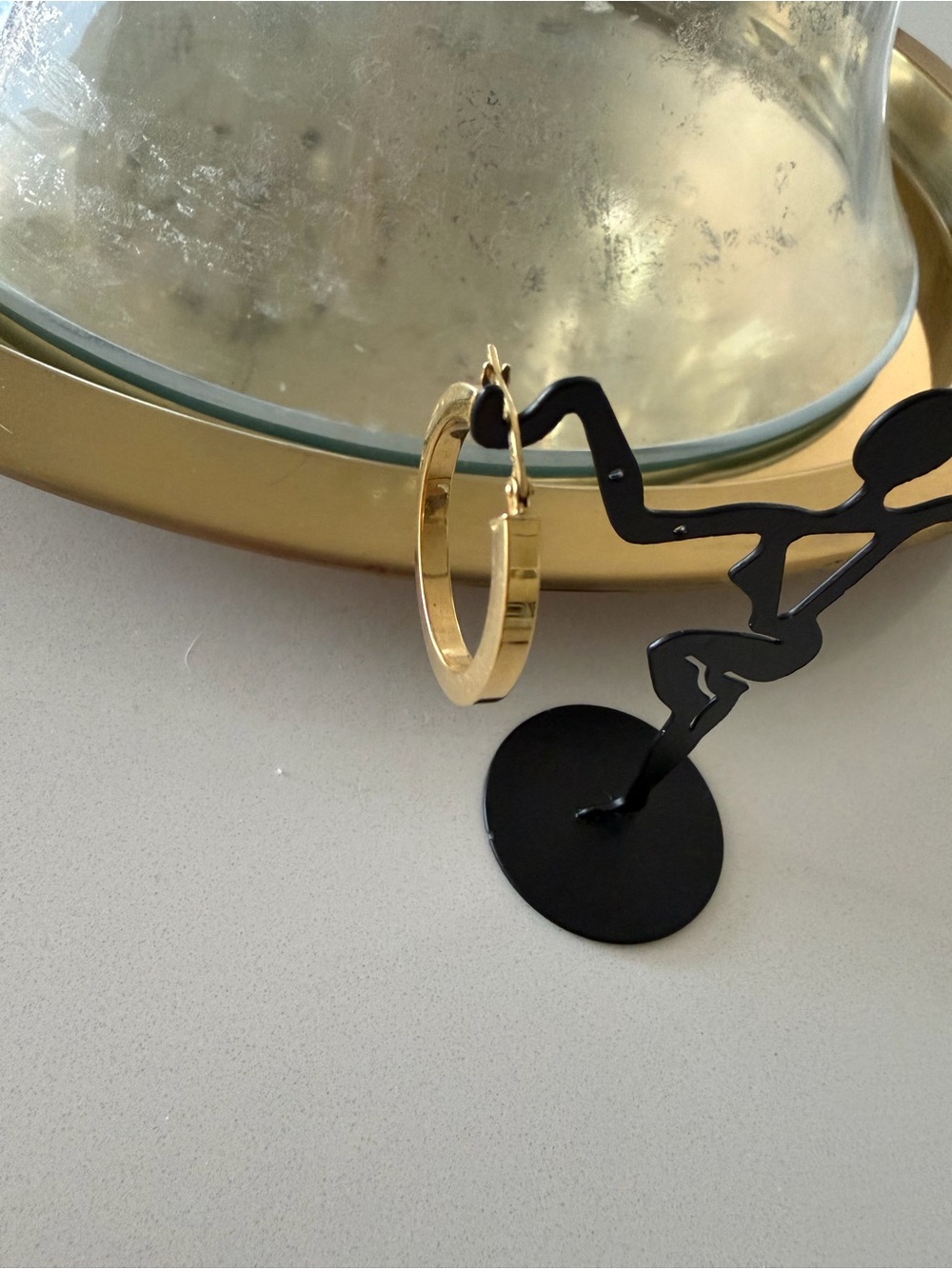 18kt 1” hoop Earrings - Picture 5 of 7